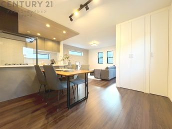 キッチン前のダイニングスペース　カウンターキッチンから料理の受け渡し等に便利です。ダイニングセットを置いても十分な広さを確保。