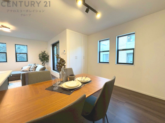 キッチン前のダイニングスペース　カウンターキッチンから料理の受け渡し等に便利です。ダイニングセットを置いても十分な広さを確保。