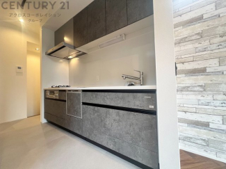 壁付けシステムキッチンはスペースの最大限の有効活用が可能で、動線がスムーズになり調理や準備が快適で効率的に行えます。収納スペースや吊り戸棚が設けられ、調理器具や食器類をスマートに収納できます。
