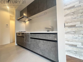 壁付けシステムキッチンはスペースの最大限の有効活用が可能で、動線がスムーズになり調理や準備が快適で効率的に行えます。収納スペースや吊り戸棚が設けられ、調理器具や食器類をスマートに収納できます。
