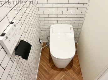 温水洗浄便座付トイレは温水洗浄機能により、暖かい水でおしりを洗浄することができ、冷たい水を使う従来の便座に比べ、温水洗浄機能で暖かいトイレを提供し、快適な使用を可能にします。
