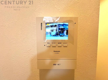 訪問者が来たときにテレビ画面で確認できるため、安心してドアを開けられます。録画機能があるものもあり、留守中に来訪者を記録しておくことができます。利便性が高く、セキュリティ面でも安心です。