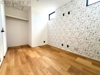 明るい色合いのフローリングとクロスを使用した洋室は家具やインテリアとも調和しやすく空間が広く感じられ開放感を生み出します。自然光を効果的に反射し、室内を明るく保つため、日中の照明使用を抑えられます。