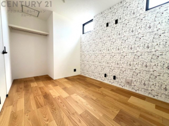 デザインクロスを使用した洋室は家具やインテリアとも調和しやすく空間が広く感じられ開放感を生み出します。自然光を効果的に反射し、室内を明るく保つため、日中の照明使用を抑えられます。