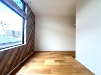 寝室…リラックスできるプライベート空間で、快適な睡眠をサポート。個人の好みに合わせたインテリアや寝具で心地良さを追求。プライベートな時間を過ごし、リフレッシュする場所におすすめです。