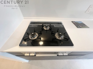 多数の調理器具を同時に使用でき、料理の効率化が可能。省エネで節約になり、様々な料理スタイルに適応できます。また、火力調整が独立しており、手入れや掃除もしやすく、今よりもっとお料理が楽しくなるかも。
