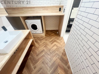 洗濯物の仕分け作業がしやすく、整理整頓が容易になります。洗濯音や湿気を他の部屋に持ち込まず、生活環境を快適に保ちます。上部を活用すれば収納スペースを確保でき洗剤や洗濯用品の整理もしやすくなります。
