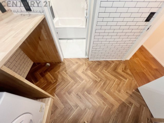 衣服の収納や脱ぎ着や整理整頓がしやすく、湿った衣類を乾燥させるスペースがありカビや臭いの発生を防ぎます。床の汚れを他の部屋に持ち込まず清潔を保つことができます。また快適な入浴環境の整備にも役立ちます。