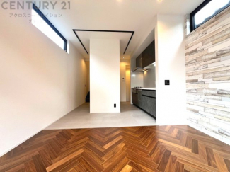 リビングダイニングは家族や友人とのコミュニケーションを楽しむ場所でくつろぎながら食事や会話を楽しめ、多目的に利用できリラックスできる空間です。家庭内の中心として機能し、快適な生活をサポートします。