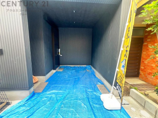 車庫付き　天井があり、雨風から愛車を守ってくれます。
