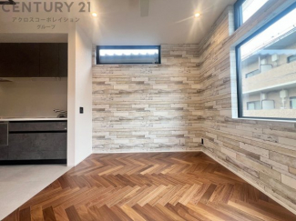 リビングダイニングは家族や友人とのコミュニケーションを楽しむ場所でくつろぎながら食事や会話を楽しめ、多目的に利用できリラックスできる空間です。家庭内の中心として機能し、快適な生活をサポートします。
