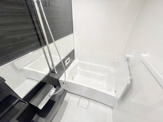 ユニットバスは省スペースでありながら、シンプルな設計と使いやすさを備え、簡便なメンテナンスが可能です。またミラー・小物置き場もあり便利です。
