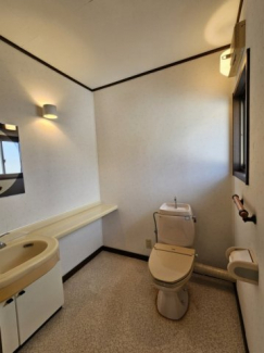 2階のトイレは広々とした空間があります