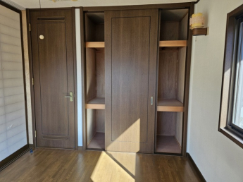 壁一面の収納です