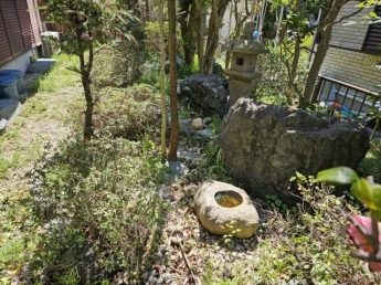 落ち着いた雰囲気の住宅街にあるお家の画像