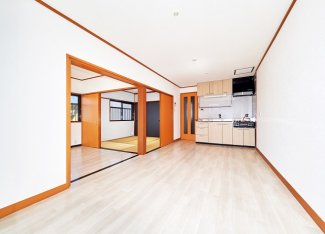 9.5帖DK。隣の洋室の扉は大きく開くタイプです。