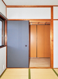 和室の収納は隣室と共用のクローゼットです。