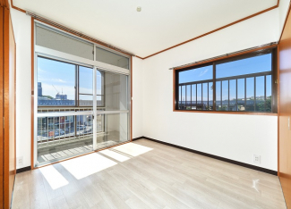 リビングの隣4.5帖洋室。リビングとの扉はいっぱいに開くタイプです。