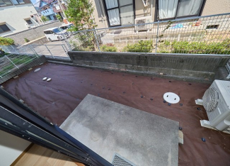 防草シートで覆っています