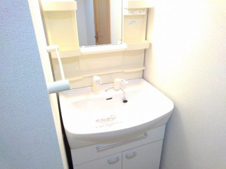 ゆったりとスペースのある洗面所