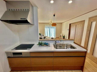 開放的なカウンターキッチン♪お料理、洗い物中もリビングを見渡