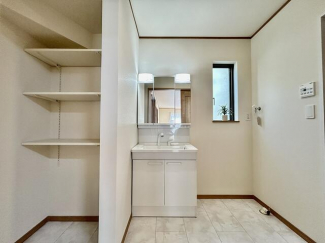 くもり止めコートを施した電気を使わないエコ仕様の鏡。収納がた