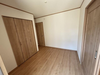 リビングを経由せず玄関から直接向かえる１階洋室は客間としても