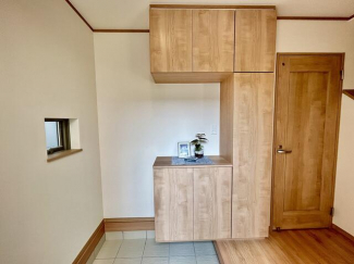 シューズボックス横にもスペースがあり、ベビーカーやゴルフバッ