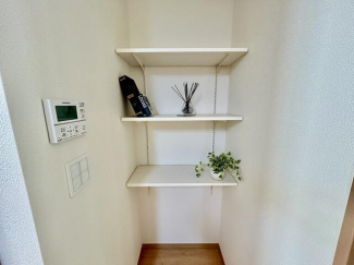 キッチン横には自由に収納できる可動棚があり、荷物が溜まってイ