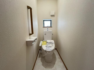 フチなしでお手入れ簡単。１階トイレには手すりが付いています♪