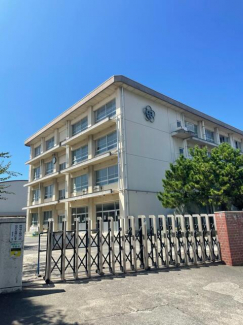 松山市立西中学校まで2200m