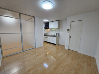 右側は洗面所への扉。左側は洋室になっています