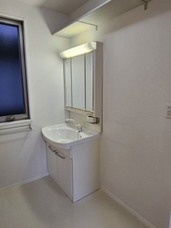 洗面所です。棚があるのでストックを置いておけますね。窓もあるので換気しやすそうですね。