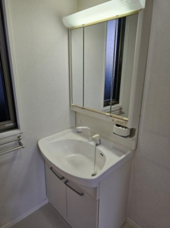 三面鏡シャワー付き洗面台です