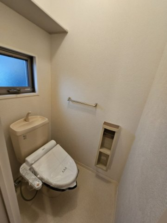 温水洗浄便座です。トイレにも窓があります！上部には棚もあります