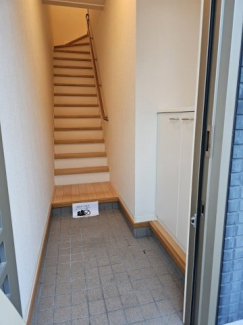 ドアを開けると階段になっています