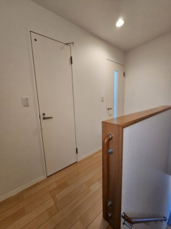 右側はお部屋への扉。左側はトイレの扉です