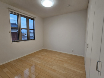 おしゃれな窓の洋室です