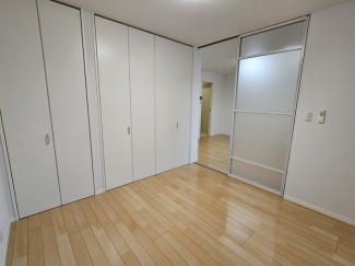 半透明のスライディングドアで仕切られています