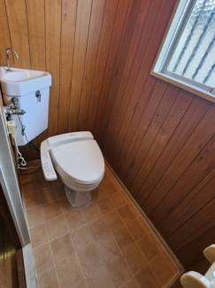 窓のあるおトイレ。床はテラコッタのクッションフロアで張り替えました。