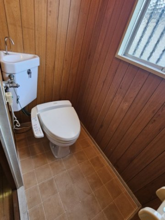窓のあるおトイレ。床はテラコッタのクッションフロアで張り替えました。