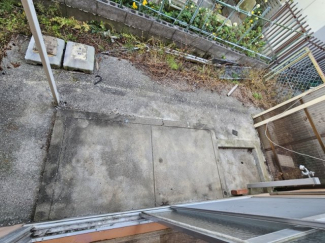 屋根もあるので洗濯物を干して頂けます。右側に洗濯機を置いて頂けます