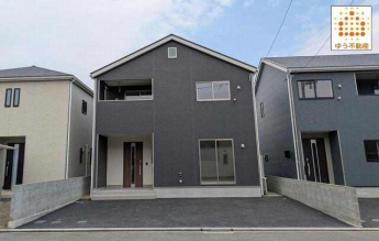 ブラックを基調としたシックな外観　３台駐車可！