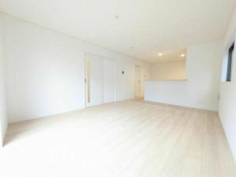 光が降り注ぐ明るいリビング　落ち着きのある空間はくつろぎの時