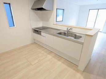 広くとられたキッチンスペースで縦横無尽に料理を楽しんでいただ