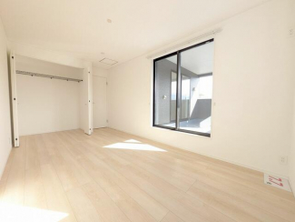 洋室にはクローゼットを完備し、自由度の高い家具の配置が叶うシ