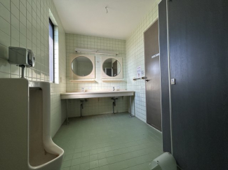 男子トイレ　洋式便器　小便器　洗面化粧台