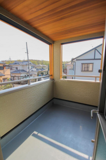 洗濯物や布団をたっぷり干せるのがうれしいバルコニー