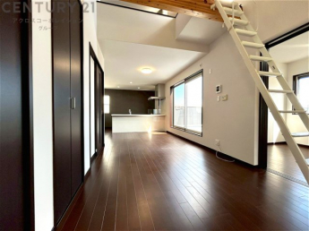 リビングダイニングは家族や友人とのコミュニケーションを楽しむ場所でくつろぎながら食事や会話を楽しめ、多目的に利用できリラックスできる空間です。家庭内の中心として機能し、快適な生活をサポートします。