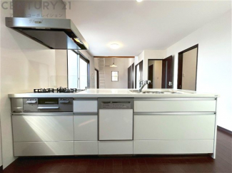 シンプルなデザインと使いやすさを兼ね備えた対面式システムキッチンは、効率的な作業スペースを提供し、家族やゲストとのコミュニケーションを促進します。